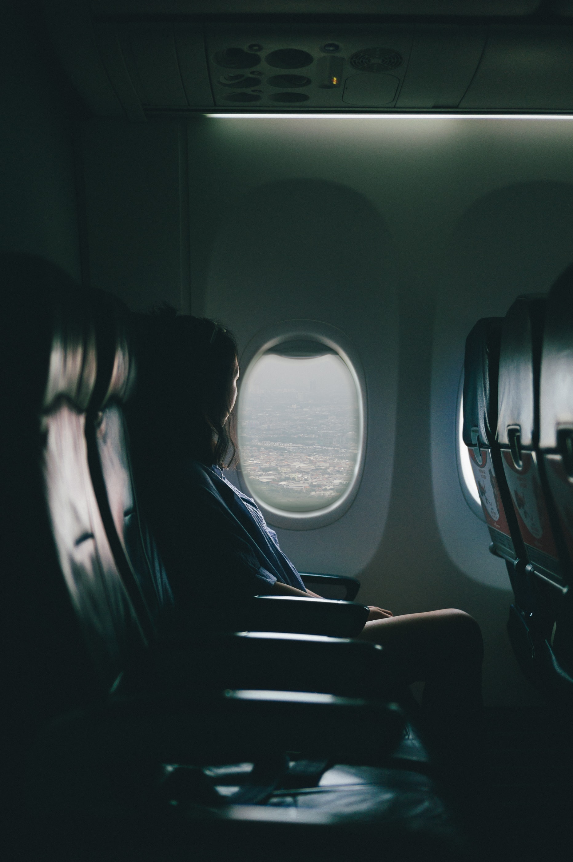 aereo finestrino e donna.jpg